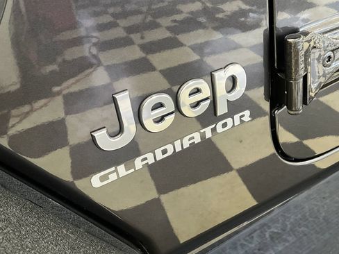 Used 2020 Jeep Gladiator Overland AWD/4WD image 6