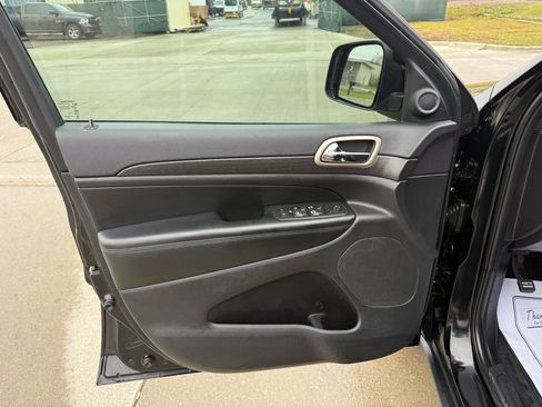 Used 2017 Jeep Grand Cherokee Laredo w/ Quick Order Package 23E image 11