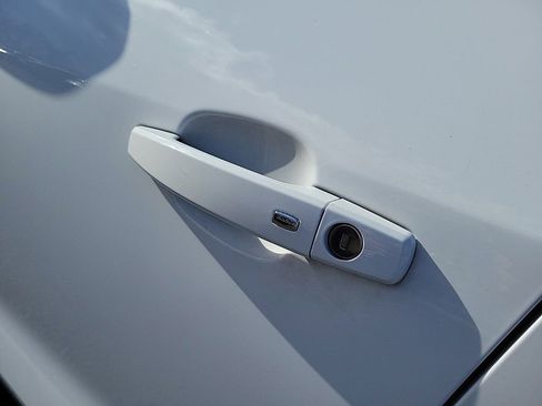 Used 2021 Chevrolet Trax LT w/ Premium Seat Package image 9