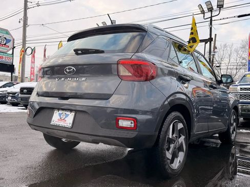 Used 2023 Hyundai Venue Limited image 9