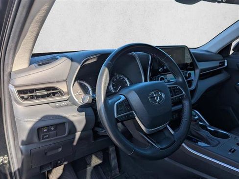 Used 2023 Toyota Highlander XLE image 11