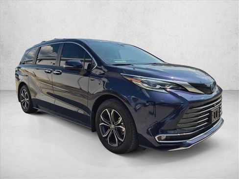 Used 2025 Toyota Sienna Platinum AWD/4WD image 3