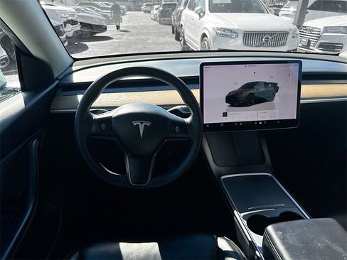 Used 2022 Tesla Model Y Long Range image 23