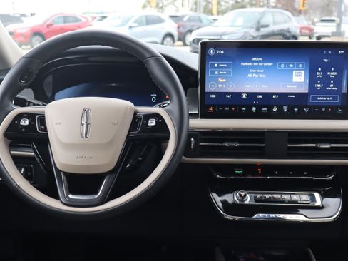 Used 2025 Lincoln Corsair AWD image 13