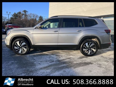 Used 2025 Volkswagen Atlas SE image 2