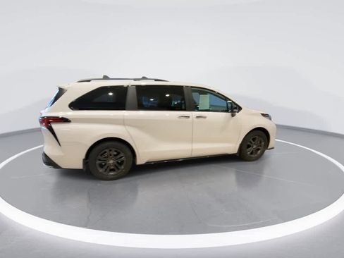 Used 2025 Toyota Sienna XSE w/ XSE Premium Package image 9