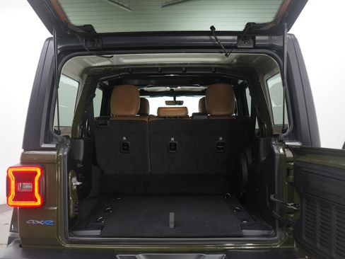 Used 2022 Jeep Wrangler Unlimited Sahara w/ Cold Weather Group image 18