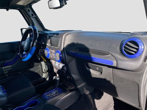 Used 2016 Jeep Wrangler Unlimited Sahara w/ Connectivity Group image 27