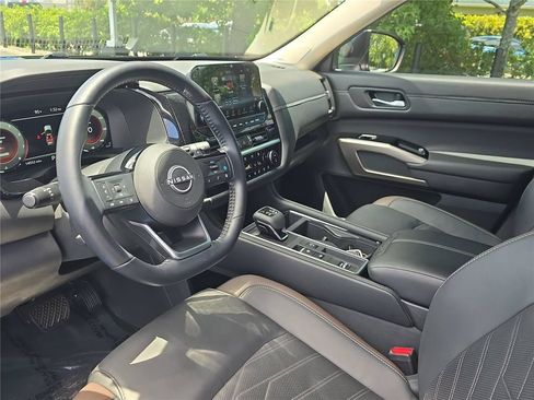 Used 2025 Nissan Pathfinder Platinum FWD image 16