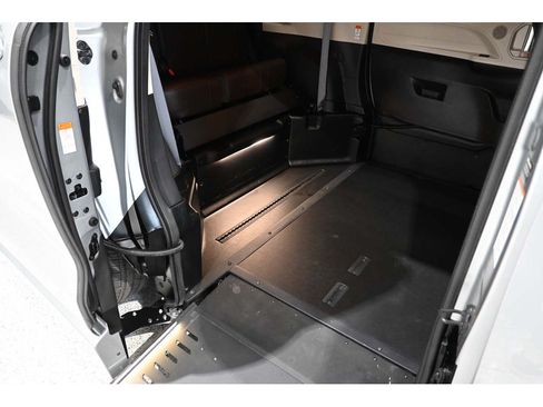 Used 2024 Toyota Sienna Platinum FWD image 18