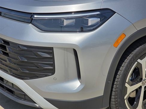 New 2025 Volkswagen Tiguan SE image 6