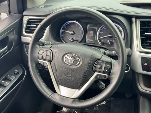 Used 2018 Toyota Highlander XLE image 22
