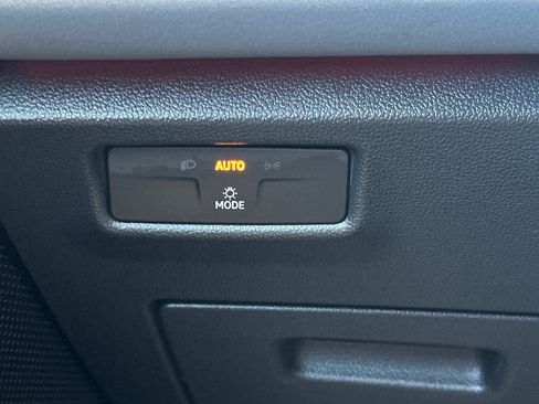 Used 2025 Volkswagen Tiguan SE FWD image 35