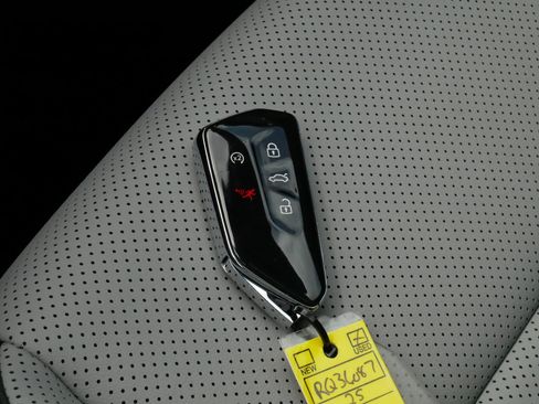 Certified 2025 Volkswagen Tiguan SE R-Line AWD/4WD image 32