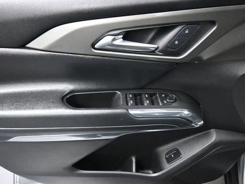 Used 2025 Chevrolet Traverse LT image 13