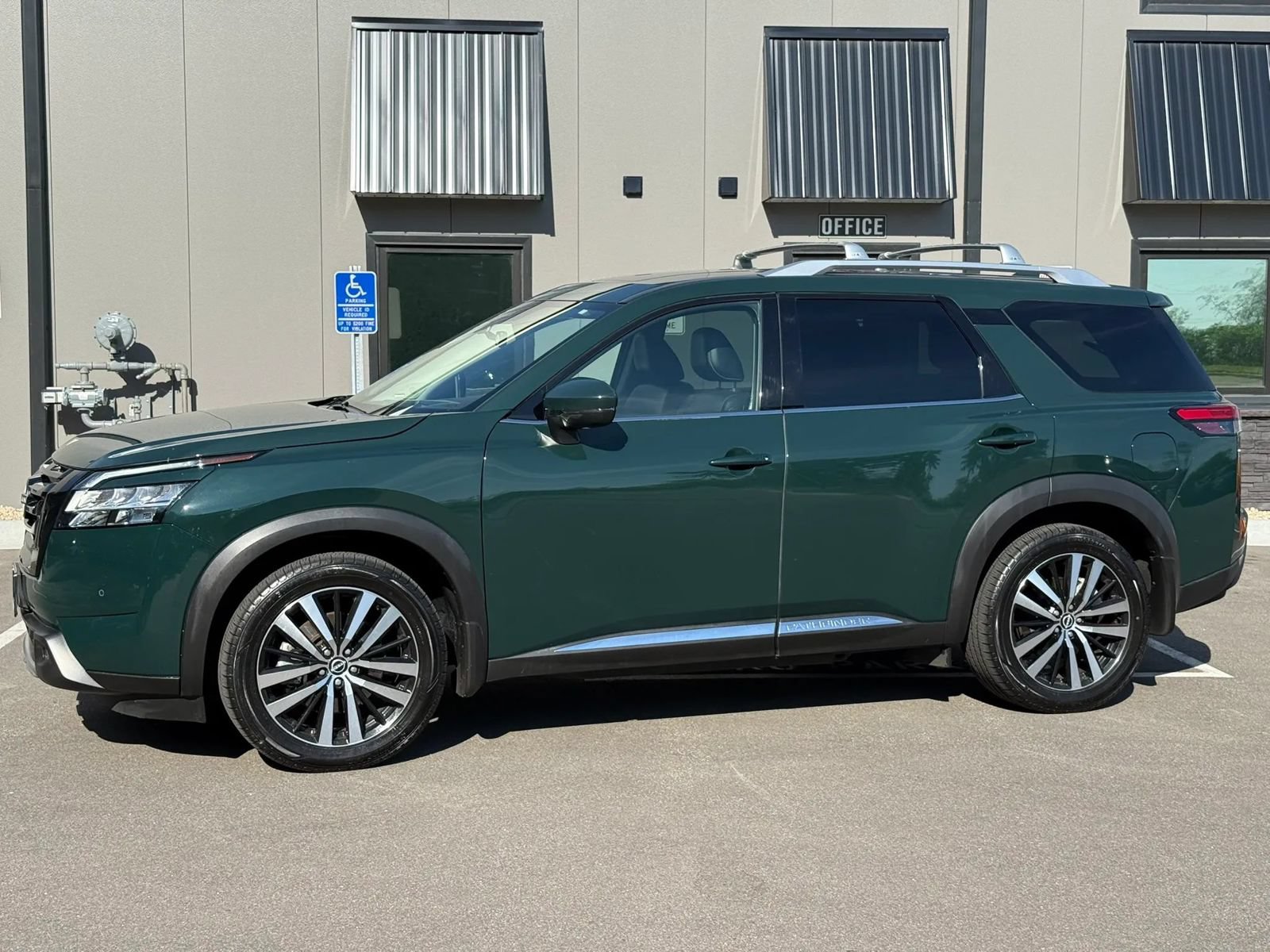 Used 2023 Nissan Pathfinder Platinum AWD/4WD image 2
