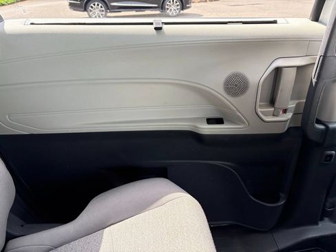 Used 2021 Toyota Sienna LE FWD image 12