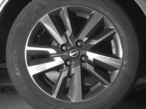 Used 2025 Nissan Versa SV image 15