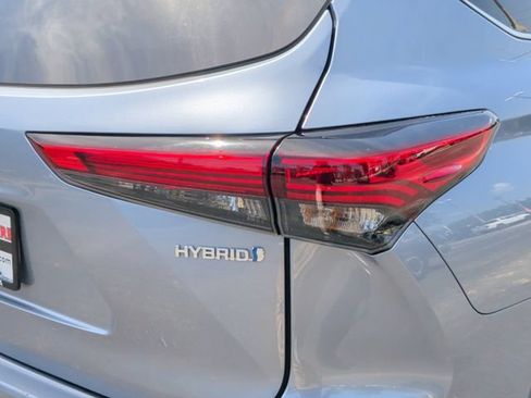 Used 2023 Toyota Highlander XLE FWD image 12