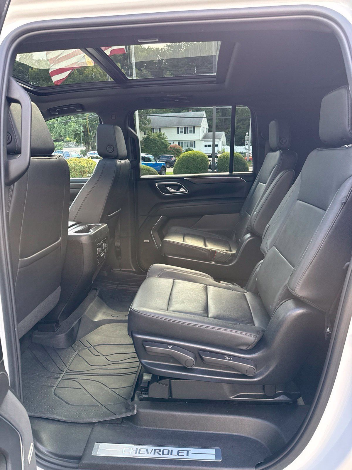 Used 2024 Chevrolet Suburban Z71 w/ Luxury Package AWD/4WD image 8