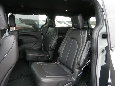 New 2026 Chrysler Pacifica Select w/ S Appearance Package image 8