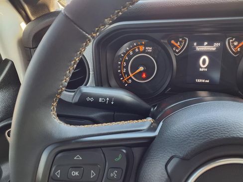 Used 2025 Jeep Gladiator Sport image 18