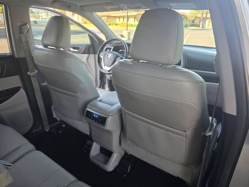 Used 2018 Toyota Highlander Limited w/ Carpet Mat Package (TMS) FWD image 33