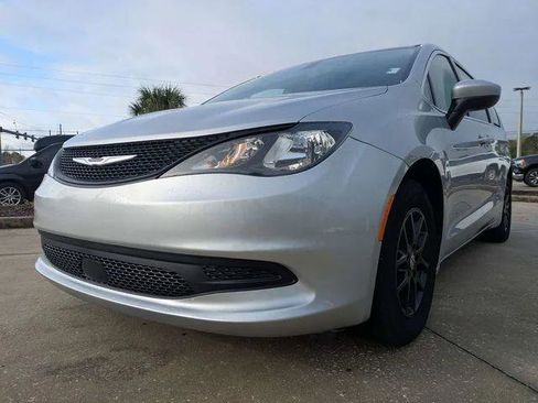 Certified 2022 Chrysler Voyager LX image 8