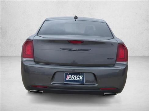 Used 2022 Chrysler 300 Touring L RWD image 7