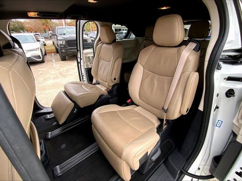 Used 2021 Toyota Sienna Limited image 19