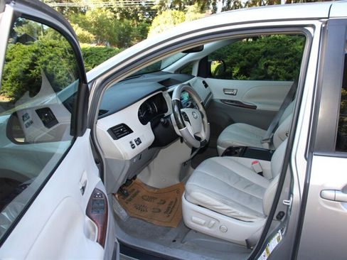 Used 2011 Toyota Sienna XLE w/ Entertainment Pkg FWD image 5