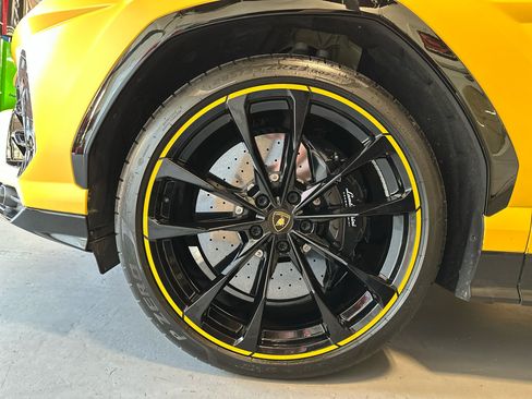 Used 2022 Lamborghini Urus Base image 12