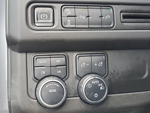 Used 2021 Chevrolet Tahoe Z71 w/ Rear Media and Nav Package image 28