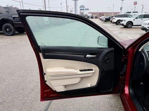 Used 2017 Chrysler 300 Limited w/ Value Package image 12