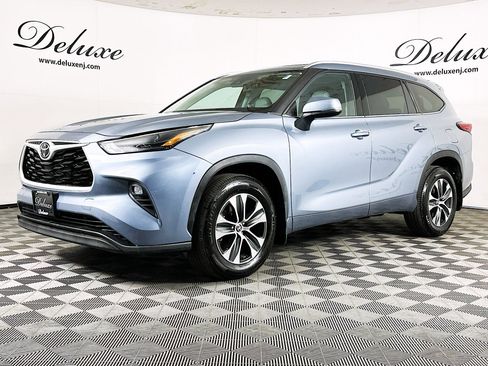 Used 2022 Toyota Highlander XLE AWD/4WD image 3