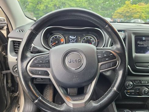 Used 2019 Jeep Cherokee Latitude Plus AWD/4WD image 13
