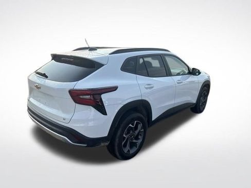 Used 2025 Chevrolet Trax LT FWD image 5