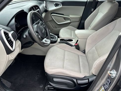 Used 2025 Kia Soul LX w/ LX Technology Package FWD image 9