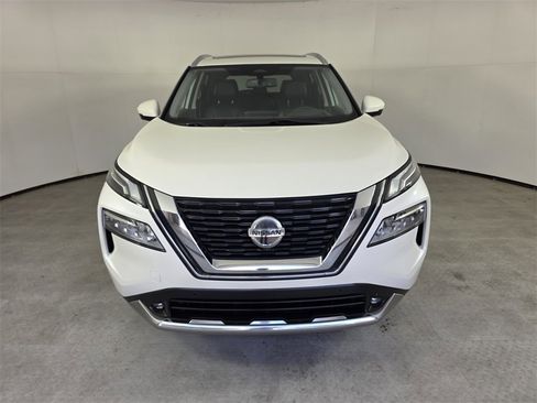 Used 2021 Nissan Rogue Platinum image 2