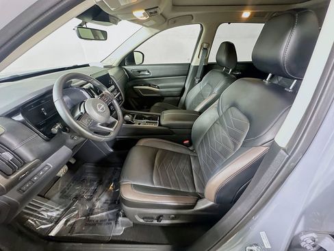 Used 2023 Nissan Pathfinder Platinum w/ Lighting Package (N93) FWD image 16