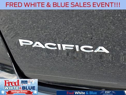 Used 2024 Chrysler Pacifica Touring-L FWD image 31