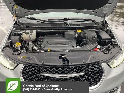Used 2024 Chrysler Pacifica Touring-L image 40