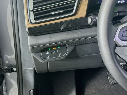 Used 2025 Volkswagen Atlas SE image 17