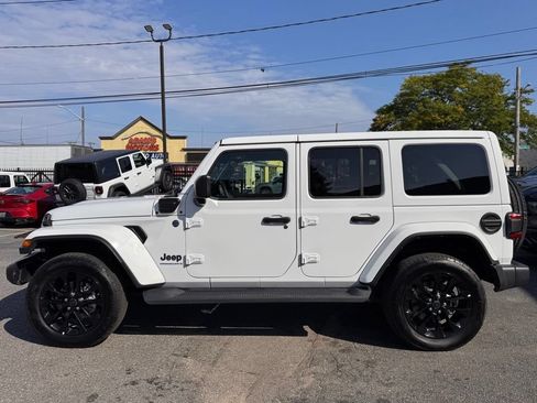 Used 2025 Jeep Wrangler Unlimited Sahara AWD/4WD image 4