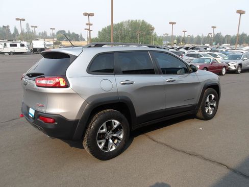 Used 2015 Jeep Cherokee Trailhawk AWD/4WD image 5