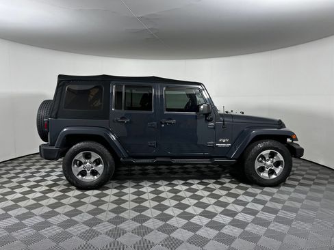 Used 2017 Jeep Wrangler Unlimited Sahara w/ Connectivity Group AWD/4WD image 4