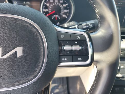 Used 2023 Kia Carnival LX image 23