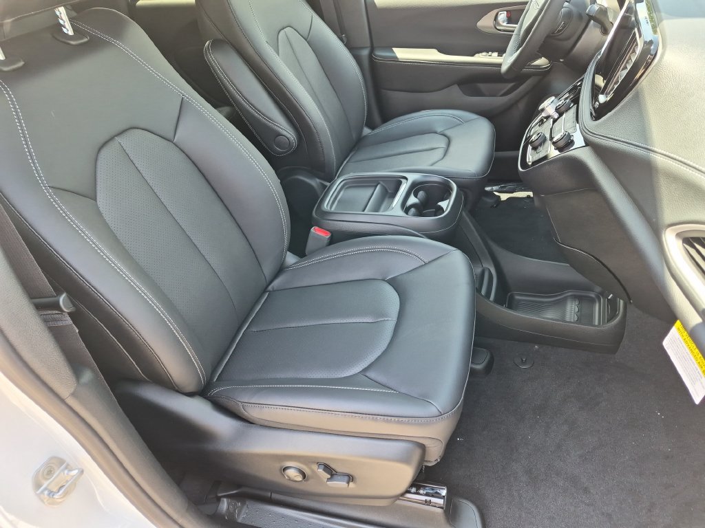 New 2027 Chrysler Pacifica Select w/ Family Tech Group FWD image 21