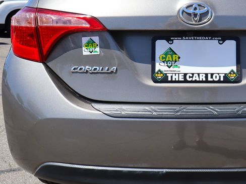 Used 2018 Toyota Corolla LE w/ Carpet Mat Package (TMS) FWD image 19