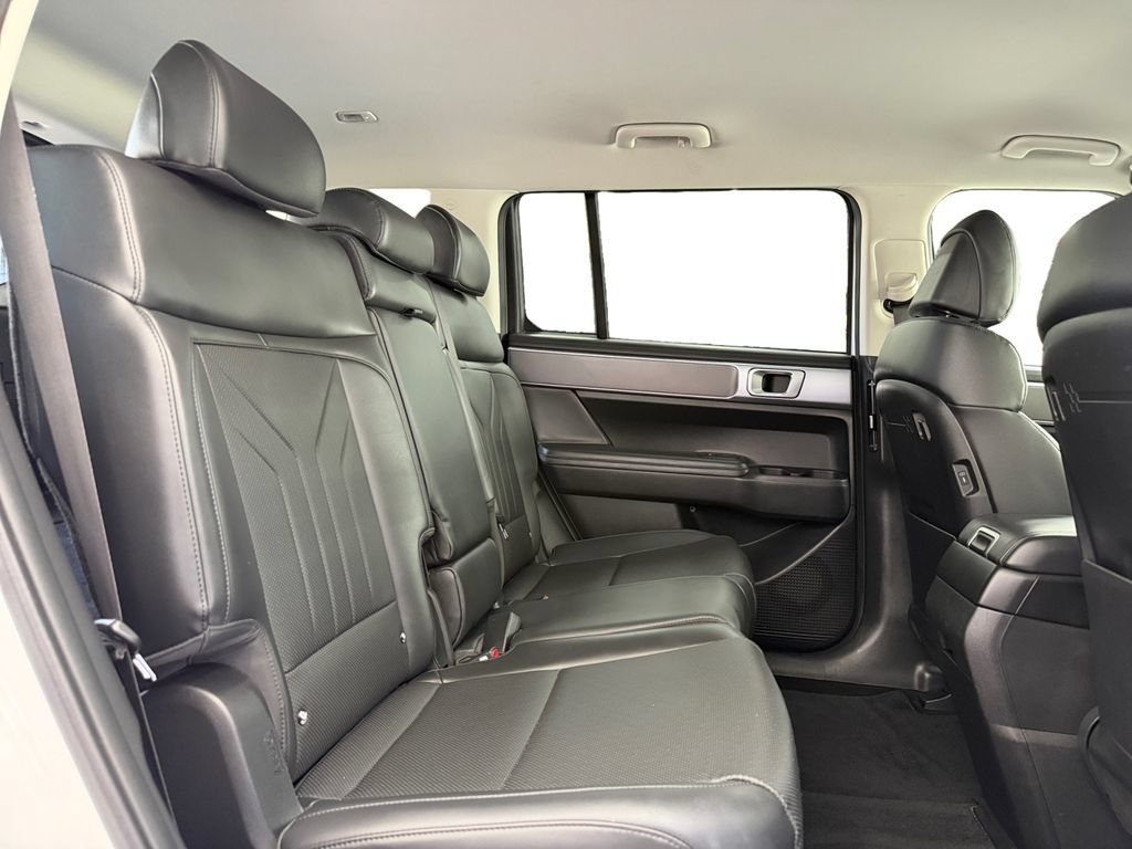 Used 2024 Hyundai Santa Fe SEL FWD image 18